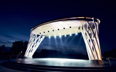 Conoce el dosel en forma de elipse del anfiteatro al aire libre revestido con ALUCOBOND® PLUS que cambia de color